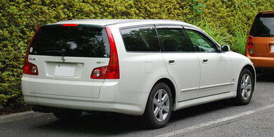 800px-2004_Nissan_Stagea_02.jpg